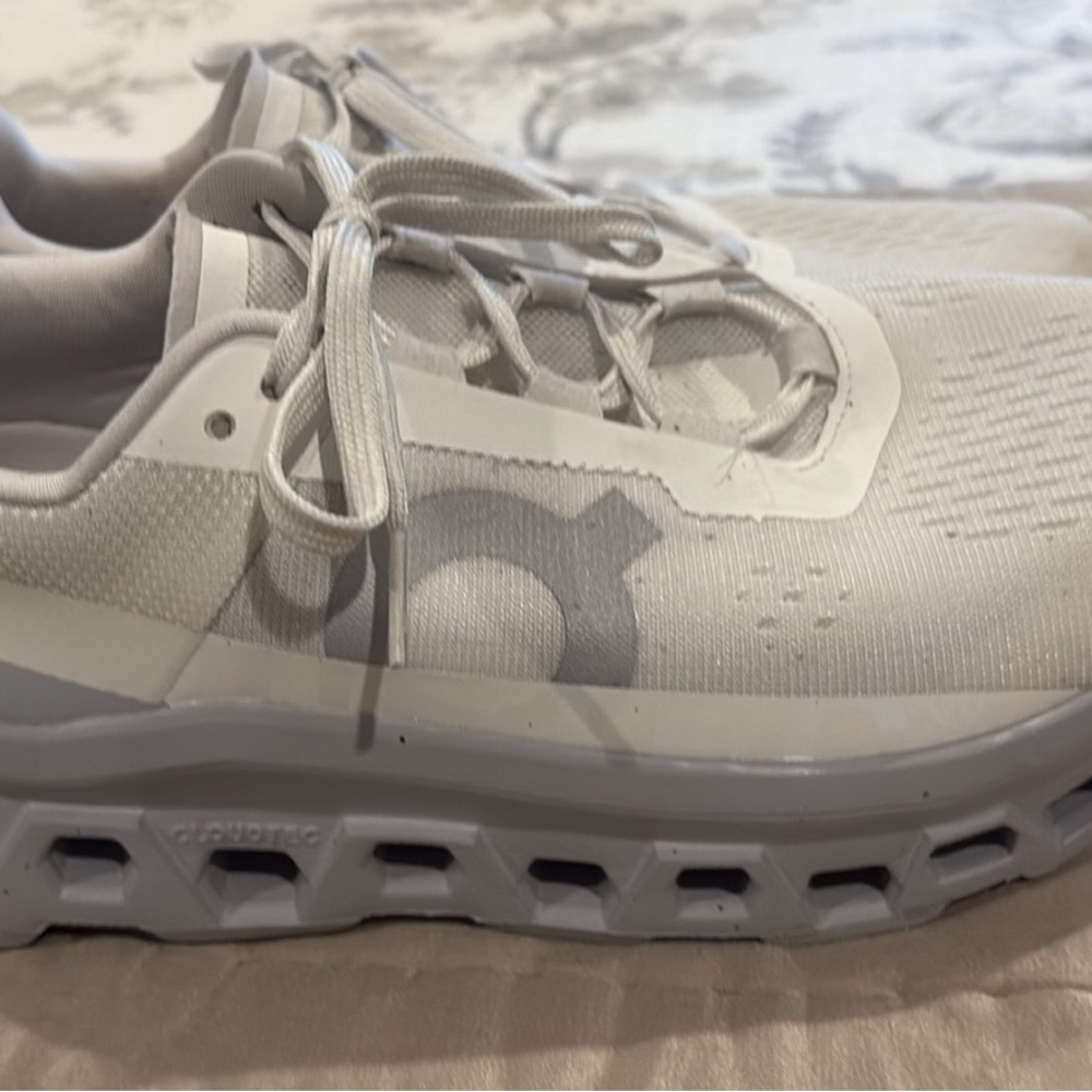 Cloudmonster by OnCloud -Womens Sz 8.5 color White/Glacier